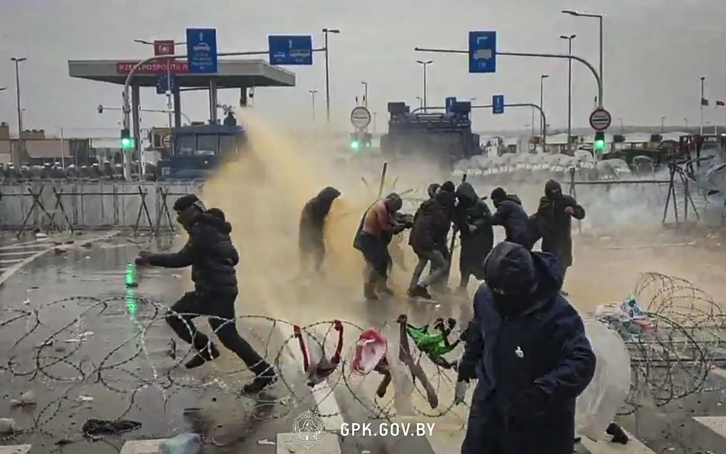 Valgevene piirivalve foto migrantidest Bruzgi-Kuźnica piiripunktis.