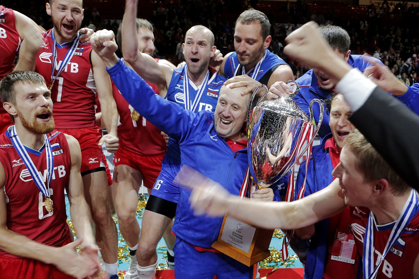 Российские волейболисты празднуют победу в недавнем чемпионате Европы.