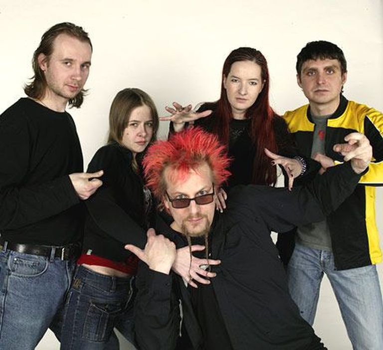 JMKE koosseis: vasakult Reimo Va (bass), Tirts (taustalaul), Promille Promille (laul), Andres Aru (trummid), ees Villu (laul ja kitarr).