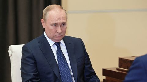 Путин лишил гражданства биатлонистку