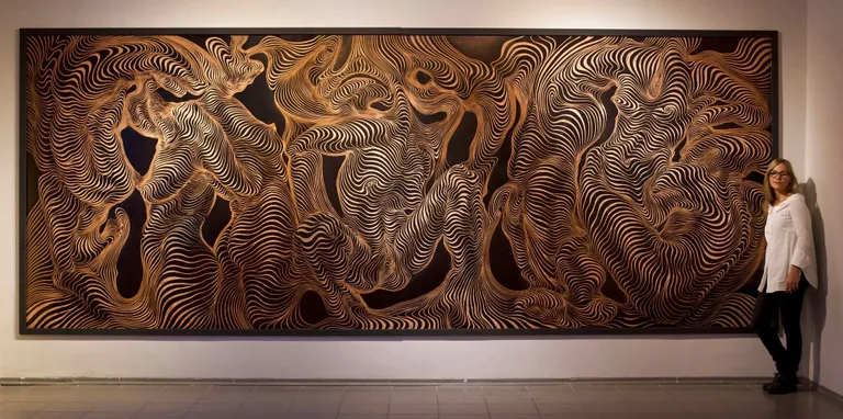Kunstnik Regina Mareta Soonsein oma näitusel «Mõtteta mõte».