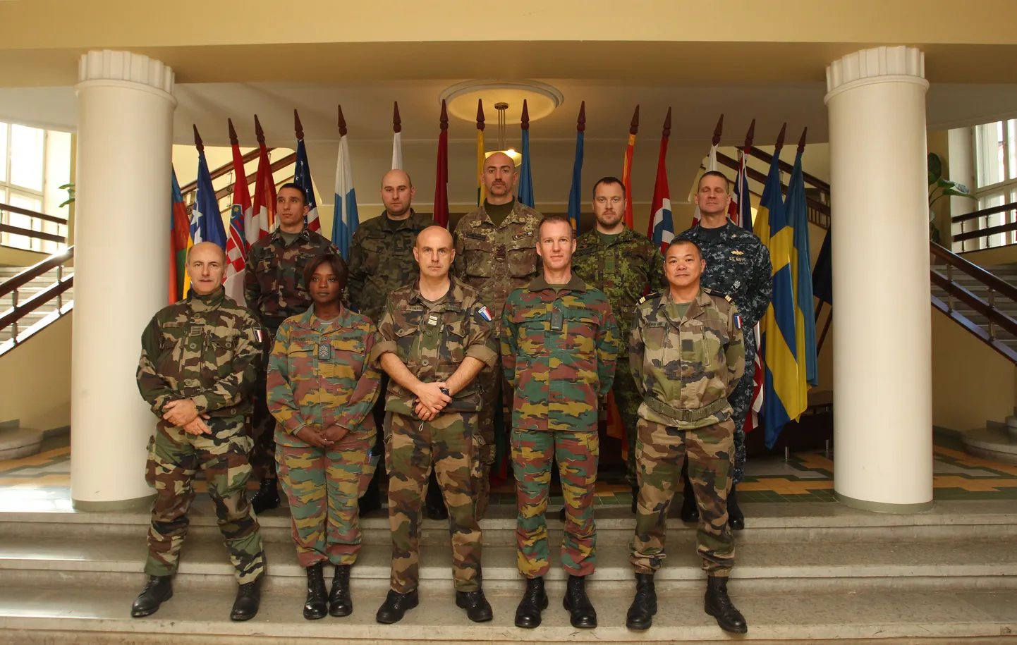 Osa Eestisse saabunud NATO ettevalmistusmeeskonnast (NATO Forward Integration Team, NFIT), kes tutvub kuni järgmise nädalani Eesti erinevates piirkondades kaitse- ja tsiviiltaristuga. Reedel külastasid nad kaitseväe ühendatud õppeasutusi Tartus.