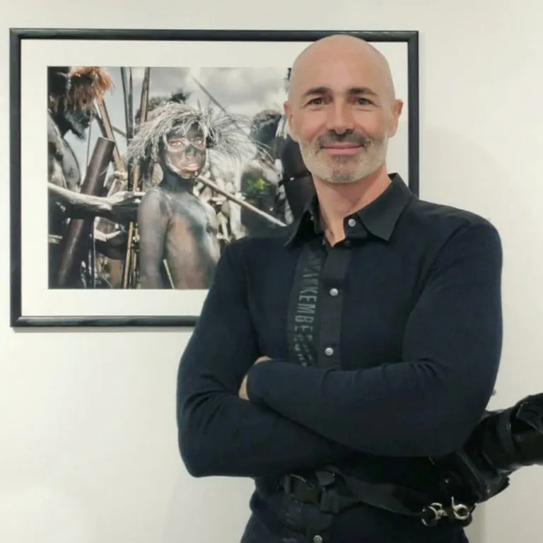 Fotograaf Roberto Pazzi. Ta seljataga on näha ühte fotodest, mille ta tegi Aafrika Mundari hõimust