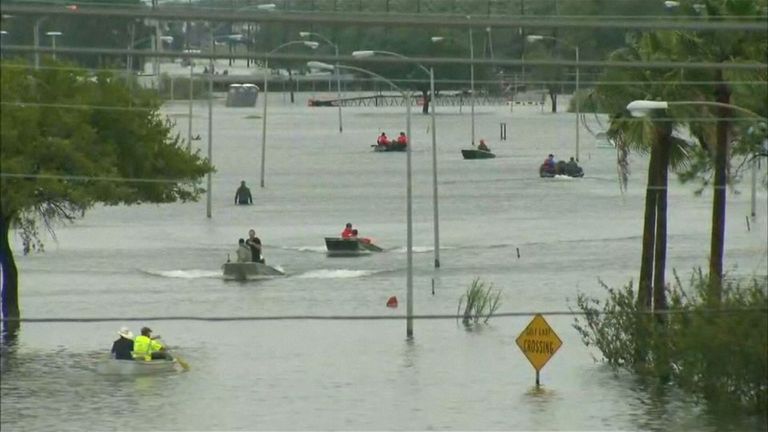 Inimeste päästmine Texase üleujutusalal / Handout/Reuters/Scanpix