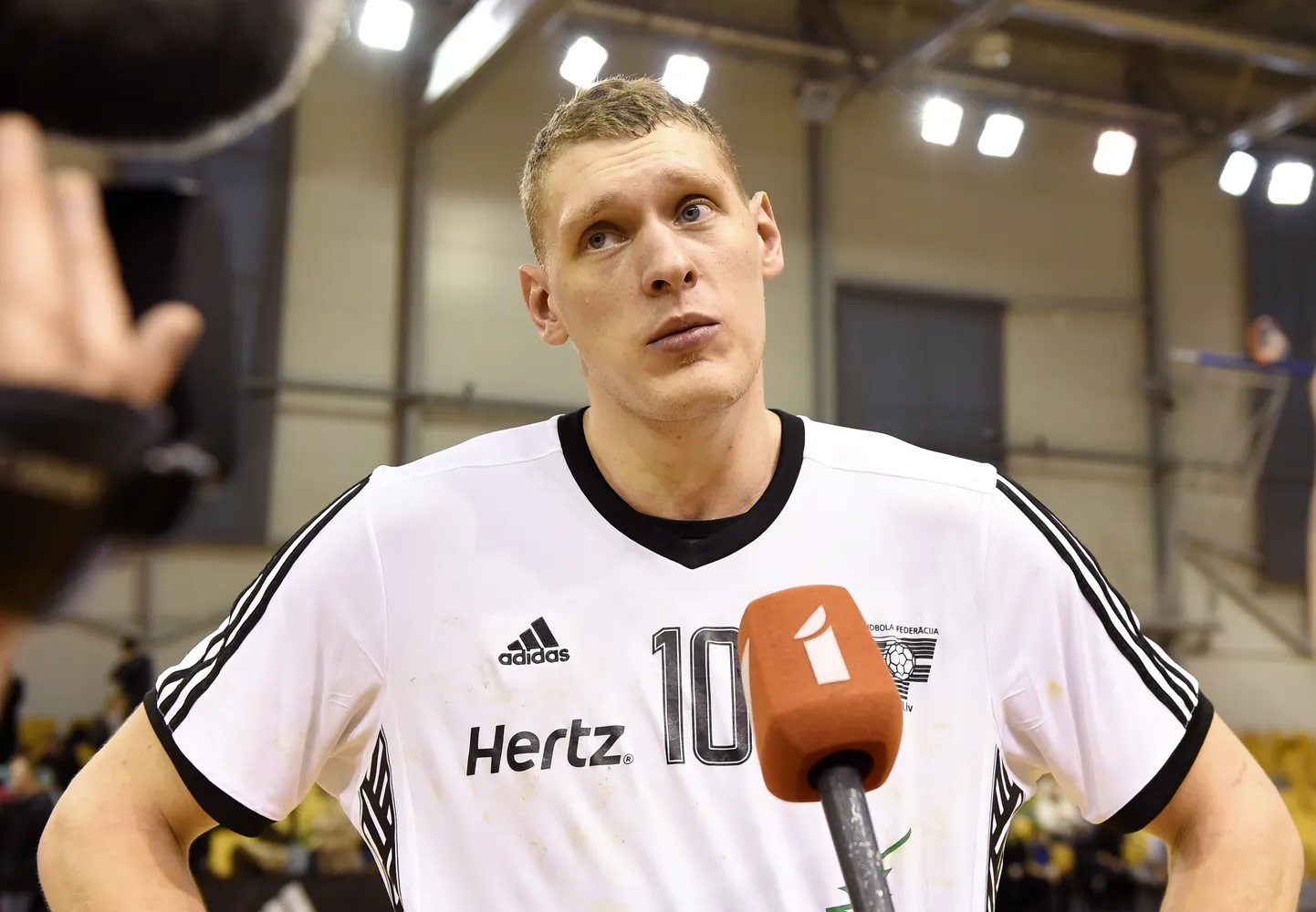 Latvijas Handbola izlases spēlētājs Dainis Krištopāns atbild uz žurnālistu jautājumiem pēc Rīgas domes kausa handbolā fināla mača "Elektrum" Olimpiskajā centrā, kurā tikās Latvijas un Ēģiptes handbola izlases.