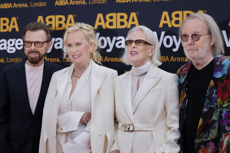 Bjorn Ulvaeus, Agnetha Faltskog, Anni-Frid Lyngstad aja Benny Anderss «ABBA Voyage'i» sõu punasel vaibal.