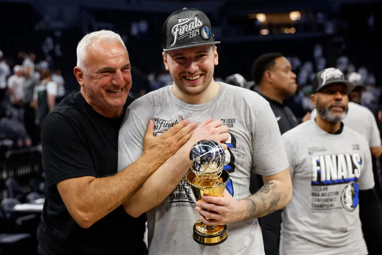 NBA zvaigzne Luka Dončičs ar tēvu Sašu