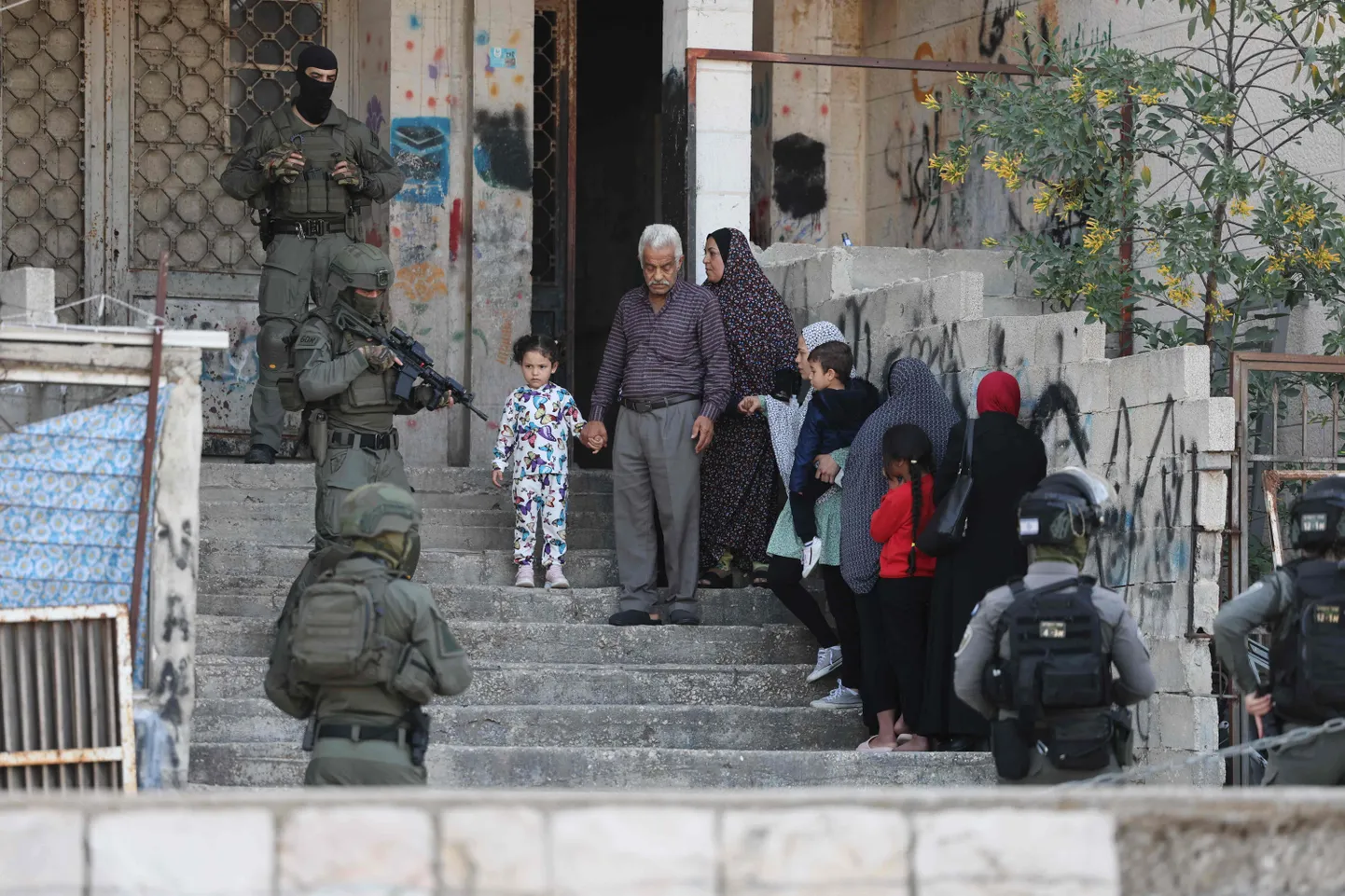 Palestiina perekonnal tuleb oodata, kuni Iisraeli julgeolekujõud korraldavad läbiotsimist, et tabada arvatav tulistaja annekteeritud Ida-Jeruusalemmas Sheikh Jarrah linnaosas.
