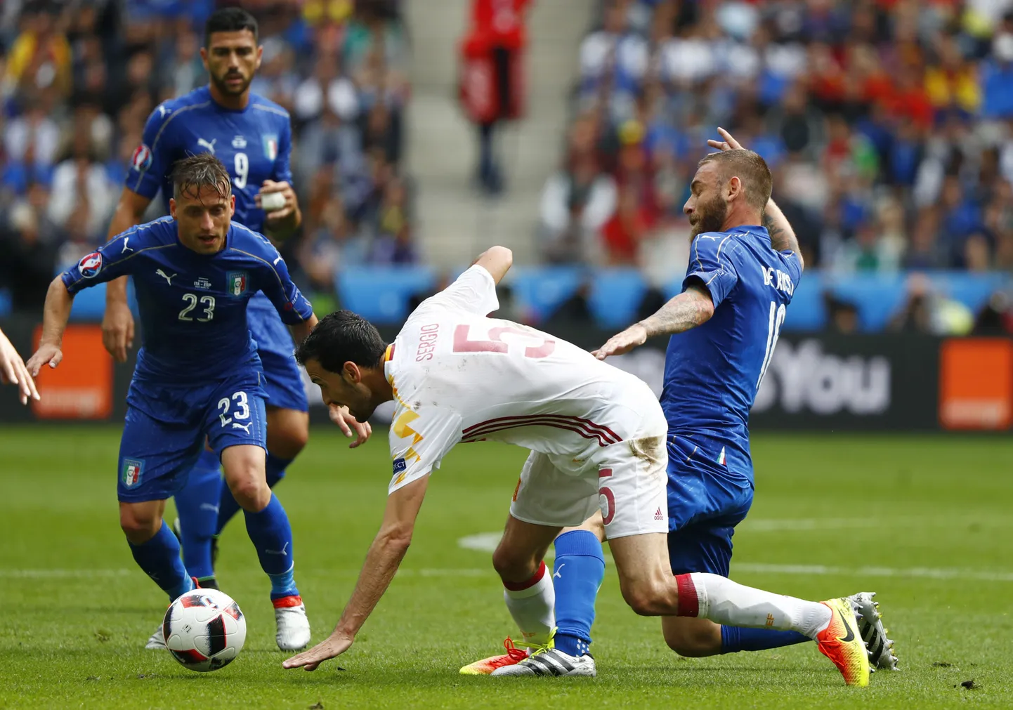 Daniele De Rossi (sinises) vastast murule kukutamas.
