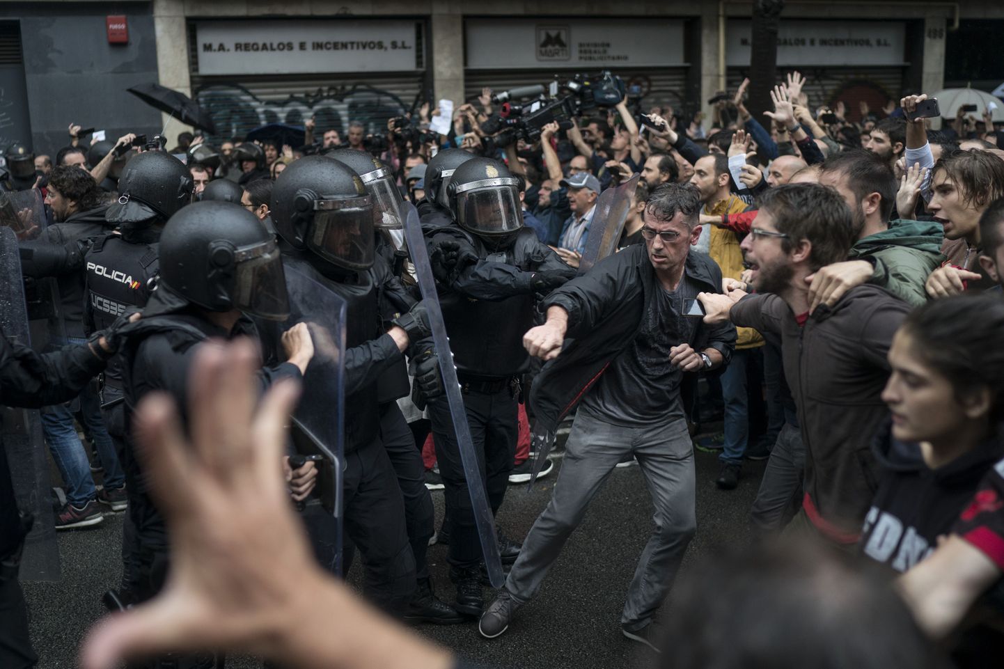 Kataloonia märulipolitsei iseseisvusreferendumil osalejaid takistamas.