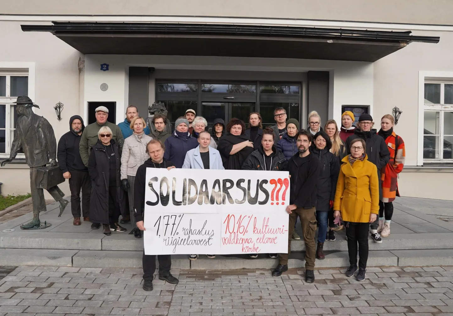 Rakvere teatri töötajad avaldasid meelt piketiga teatrimaja trepil.