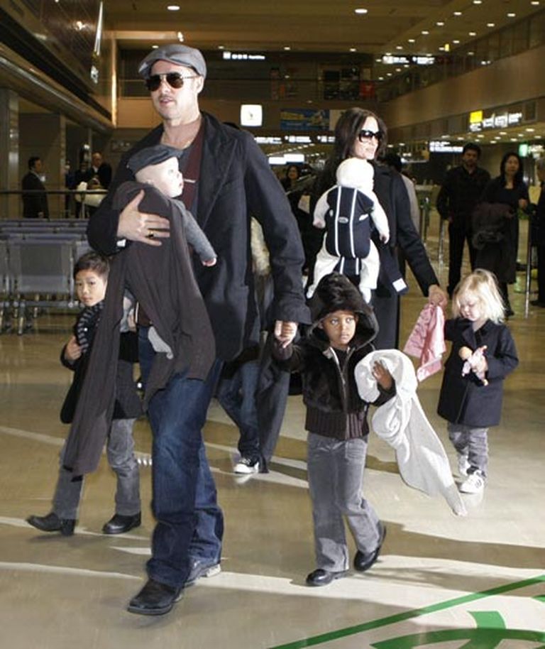 Aktieris Breds Pits ar ģimeni 