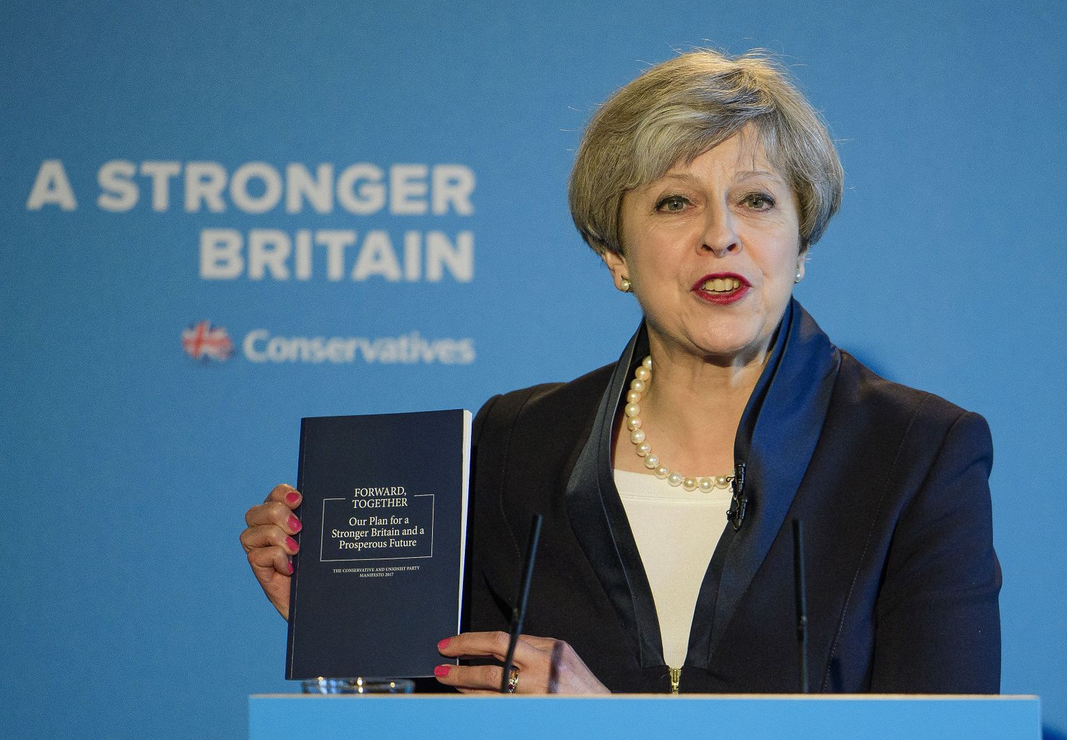 Briti peaminister Theresa May esitlemas tooride valimisprogrammi.