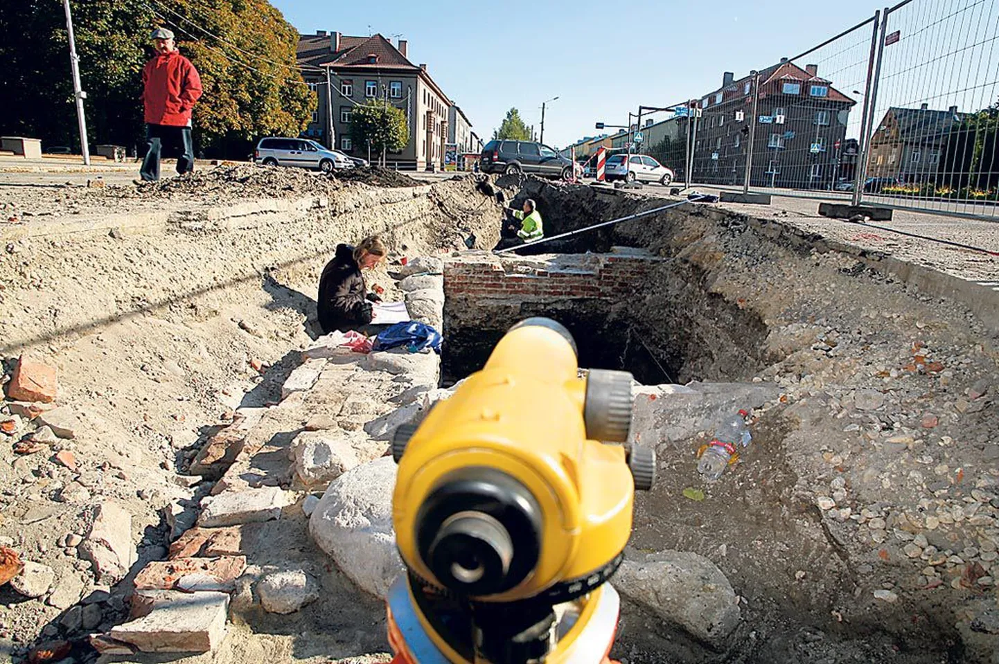 Endla teatri vastas parkimisplatsil tulid kaevetööde käigus välja vanad müürid, mis hoonega tegu on, ei osanud arheoloog esimese hooga öelda.