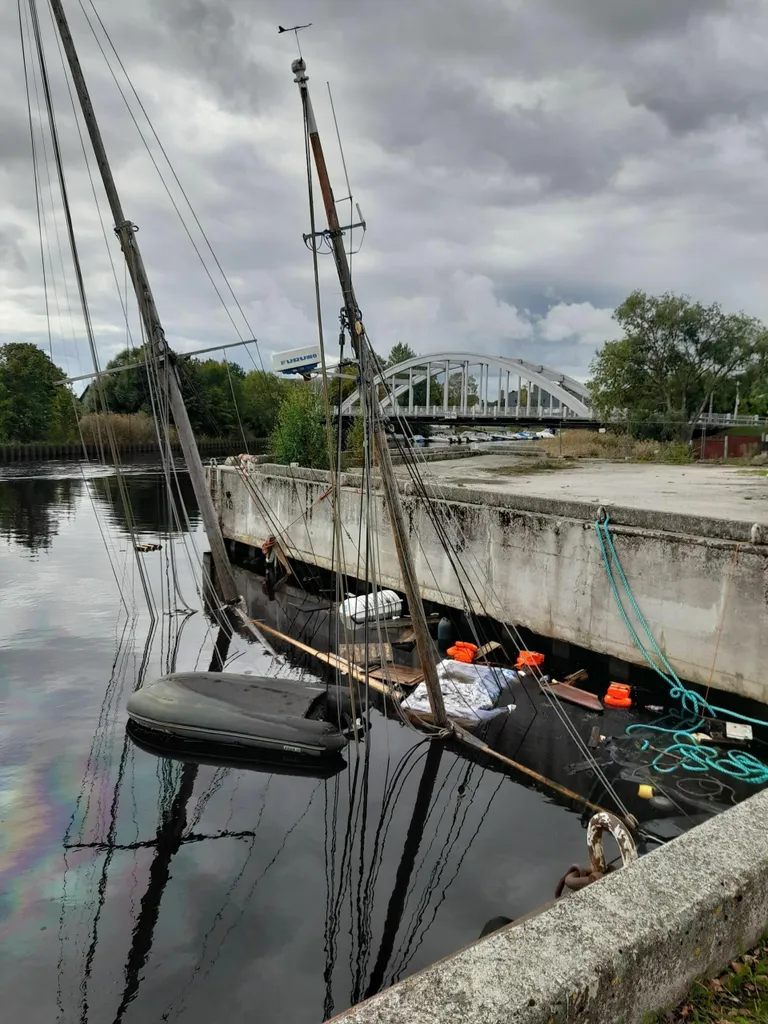 Pärnu sadamas Jannseni tänava kai ääres vajus põhja ajalooline purjelaev Jenny Kruse.