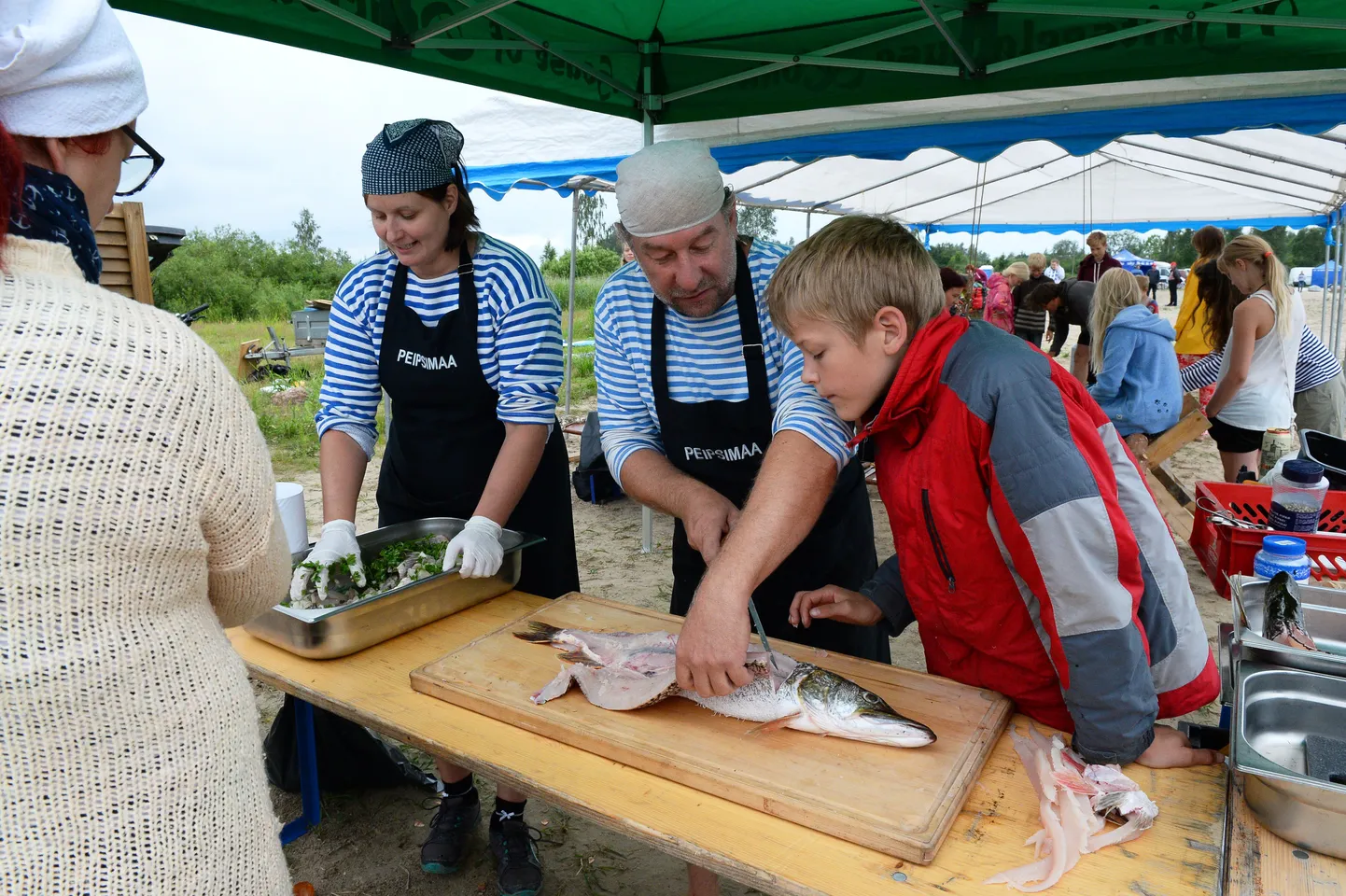 Tänavu suvel esimest aastat toimunud Peipsi järvefestivalil Kolkjal näitas
Peipsimaa kogukonnaköögi kalakokk Tauno Laasik huvilistele kalaroogade valmistamise saladusi.