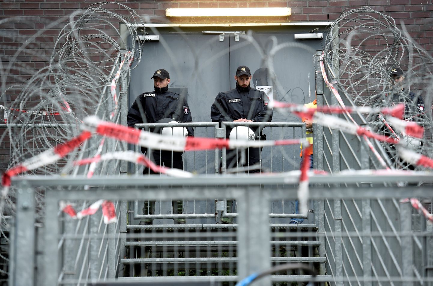 Politseinikud Hamburgis ajutise kinnipidamiskoha ees.