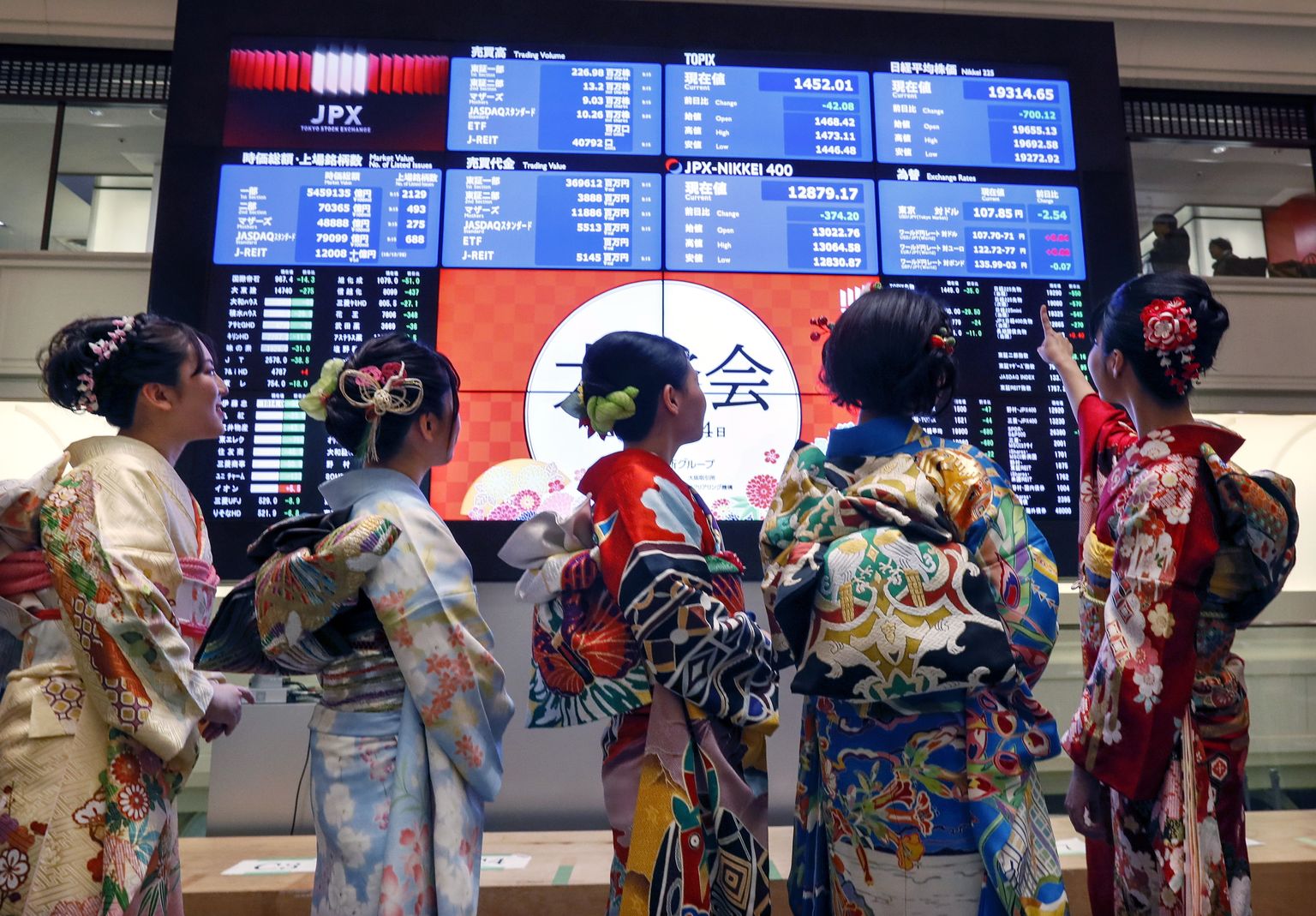 Kimonotes Tokyo börsi töötajad reede hommikul.