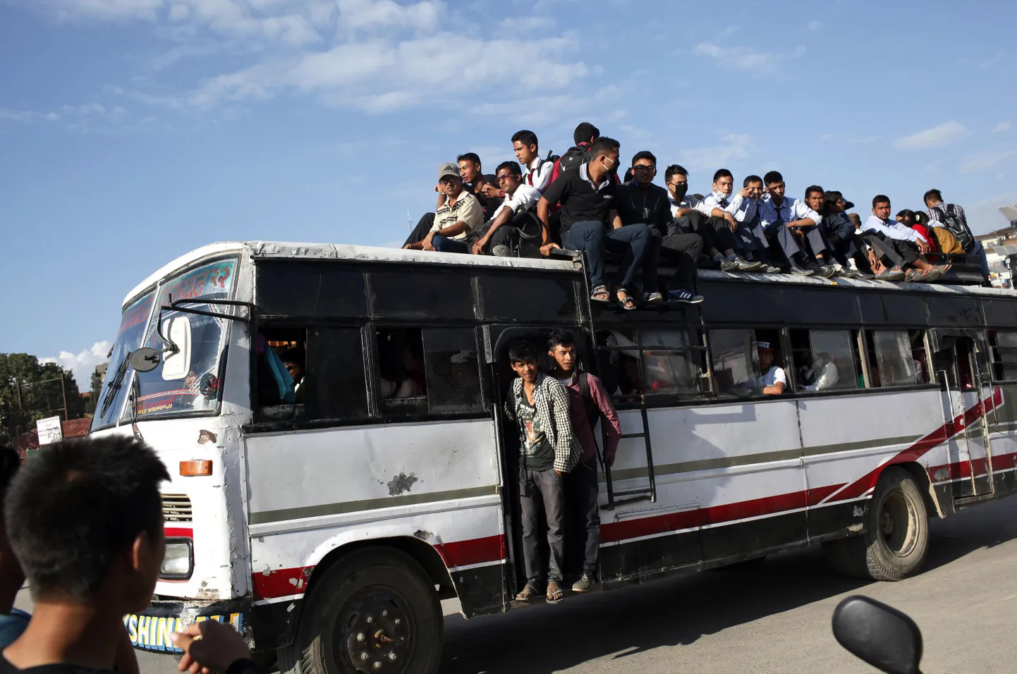 Ülerahvastatud buss Indias.