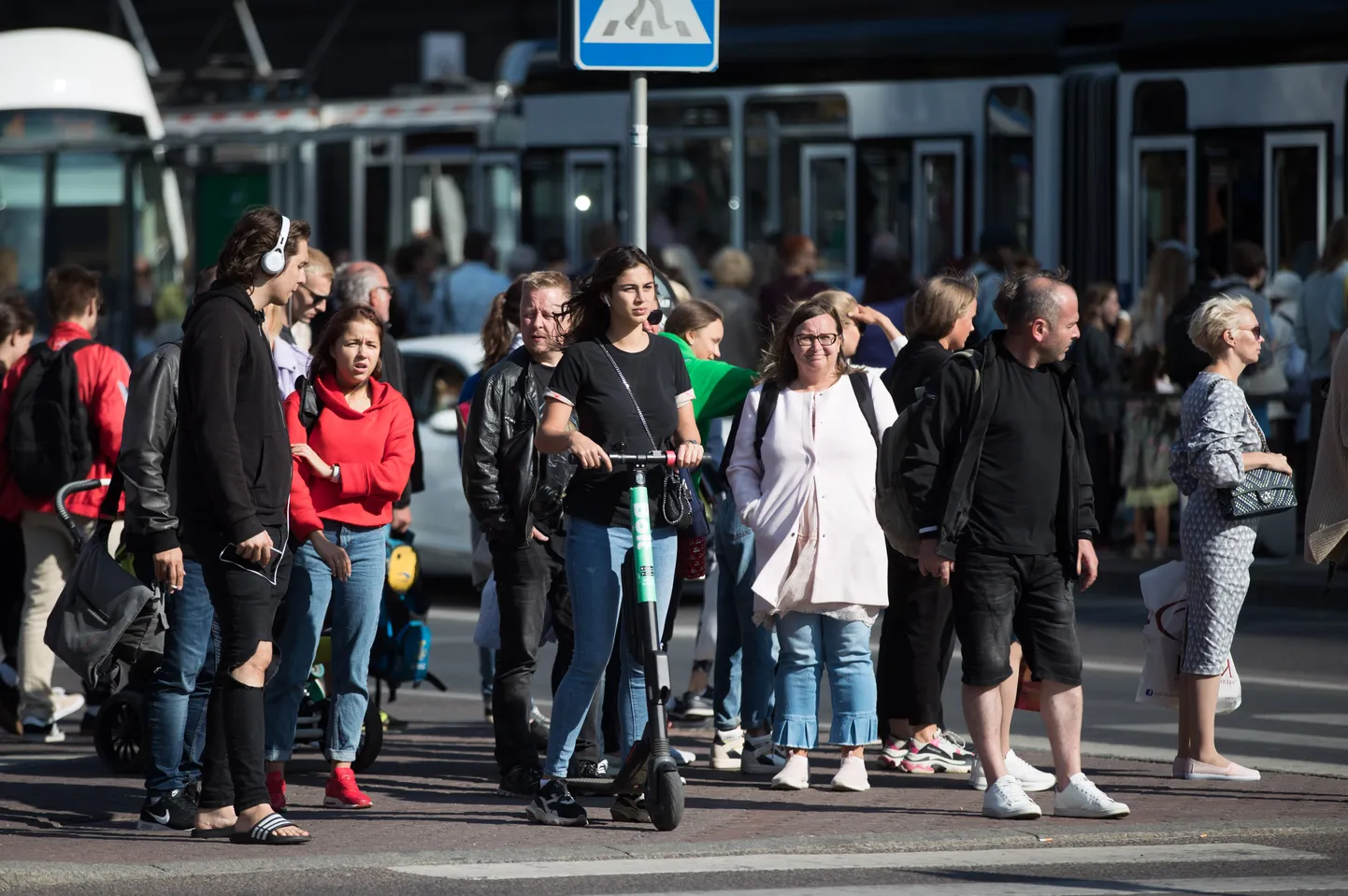 Tee tuleb elektritõukerattaga ületada jalakäija kiirusega sõites.