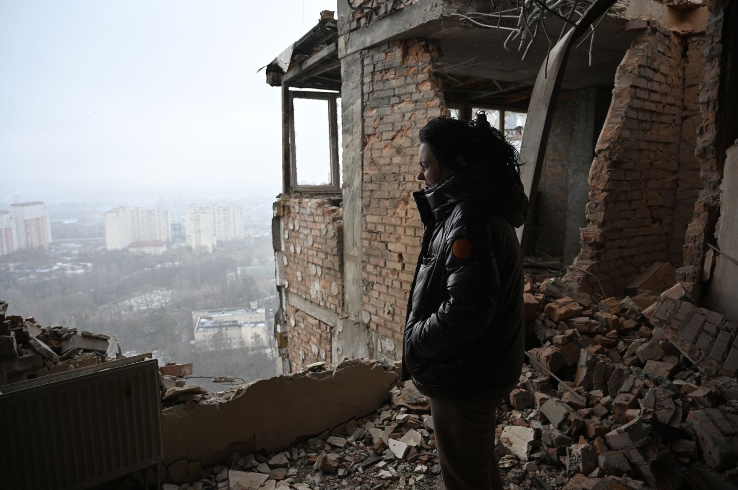 Allalastud drooni tükkide tekitatud purustused kortermajale Kiievis.