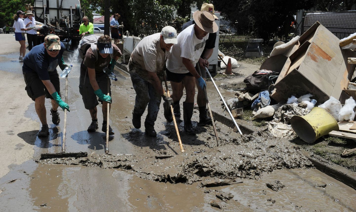 Vabatahtlikud Austraalias Brisbane'i äärelinnas muda koristamas.