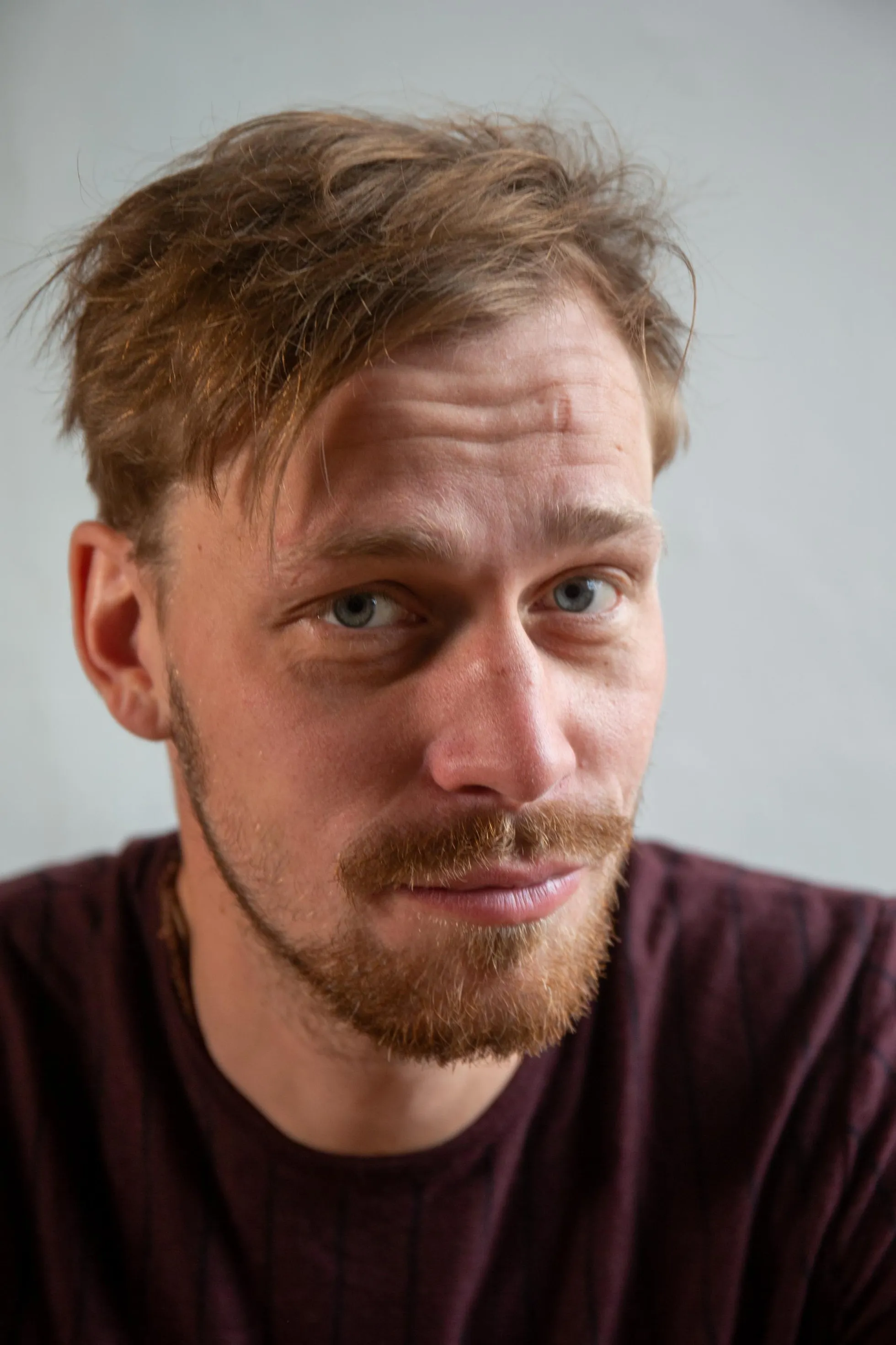 Karl Robert Saaremäe on mitmepalgeline ja põnev - temas on koos ulaka uulitsapoisi lust kui ka pikalt sõnu valiv elu mõtte otsija. Põnev, otsatult põnev ja tuline loovhing!