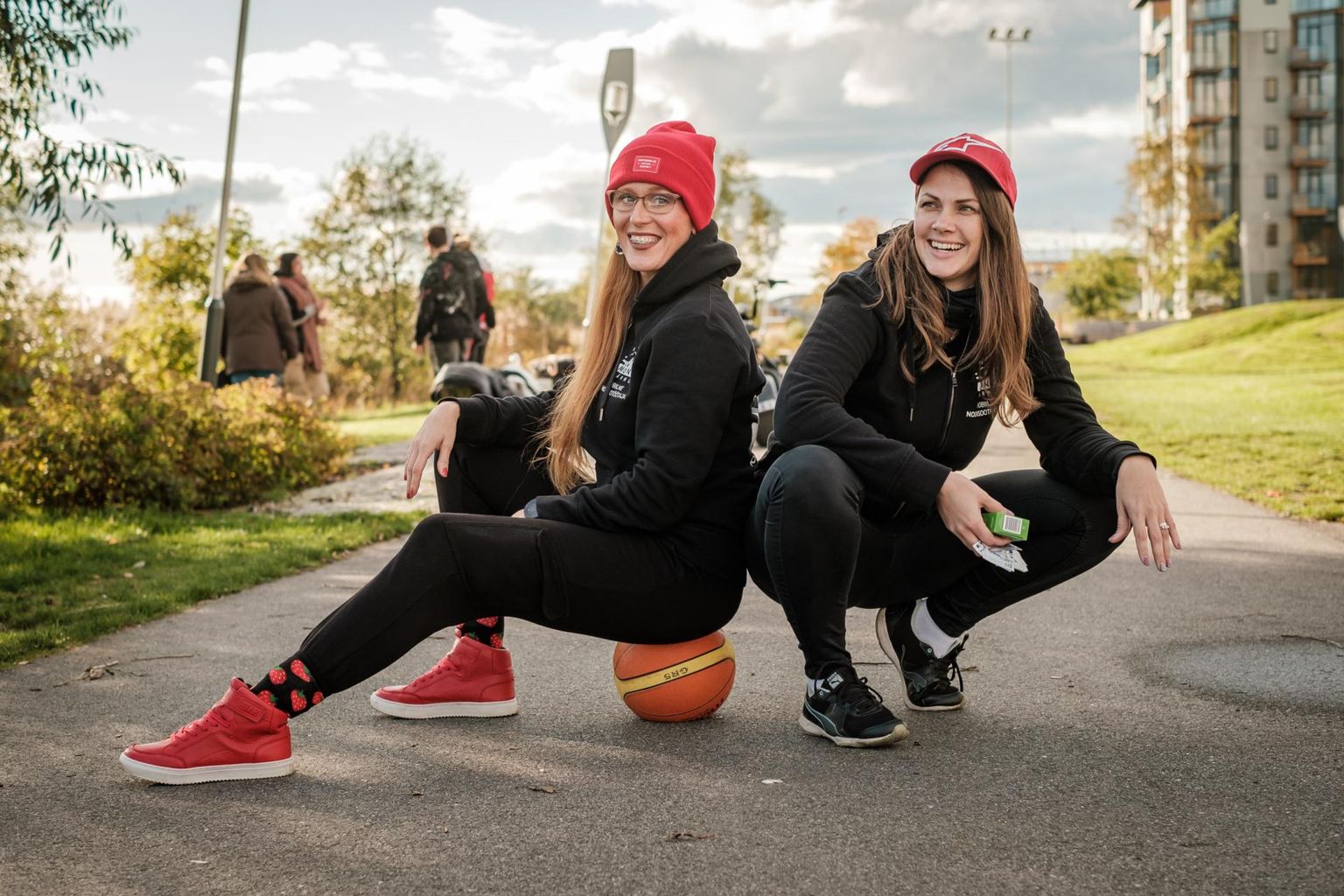 Mobiilsed noorsootöötajad Triin Mäger ja Jaana Kokk kannavad küll vormiriietust, kuid sulanduvad tänaval sel moel noorte sekka.