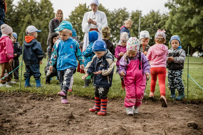 Raske töö vilju süües tõdes nii mõnigi mudilane, et vanal ajal ei olnud inimestel eluke sugugi lihtne.