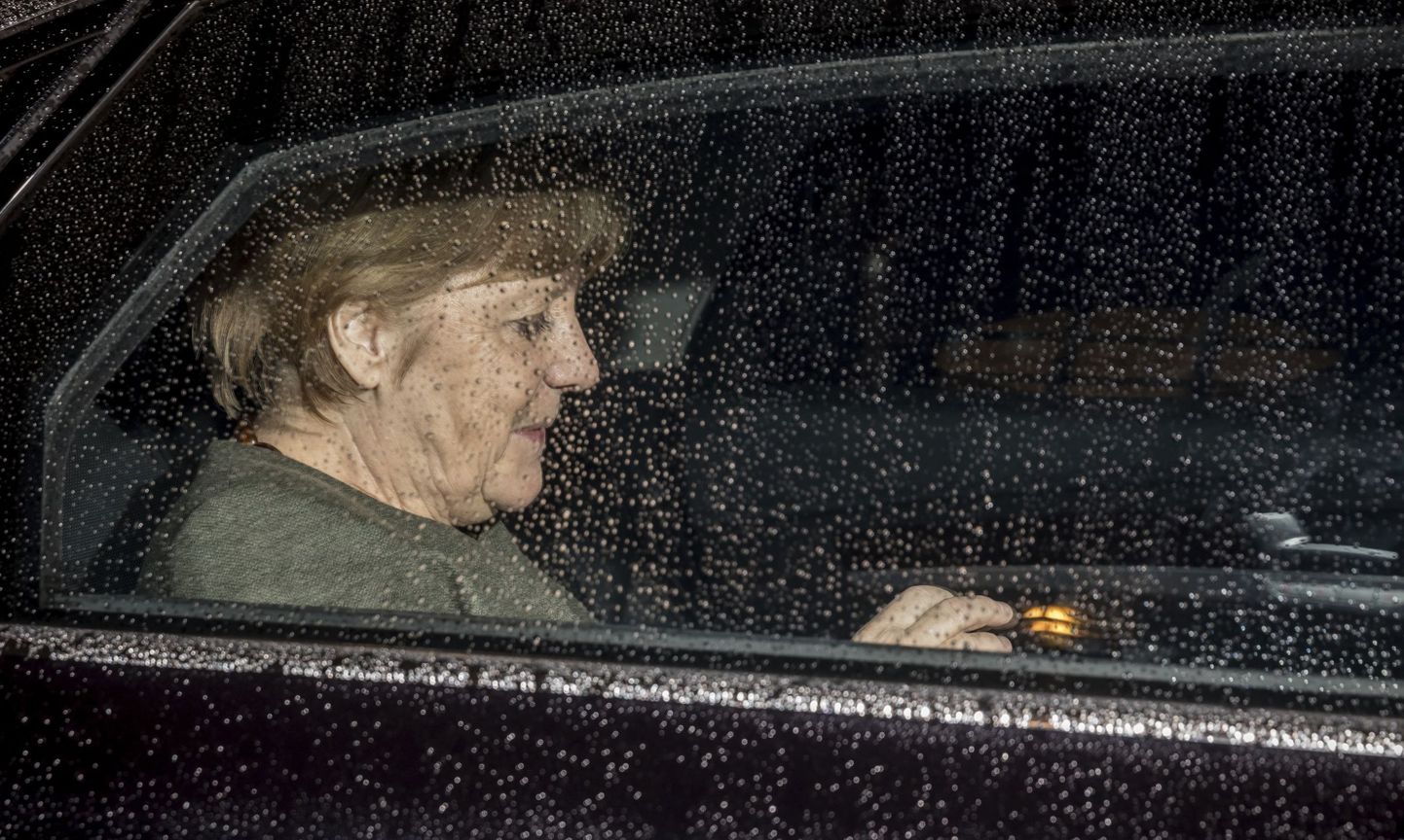 Angela Merkel lahkumas koalitsioonikõnelustelt täna varahommikul.