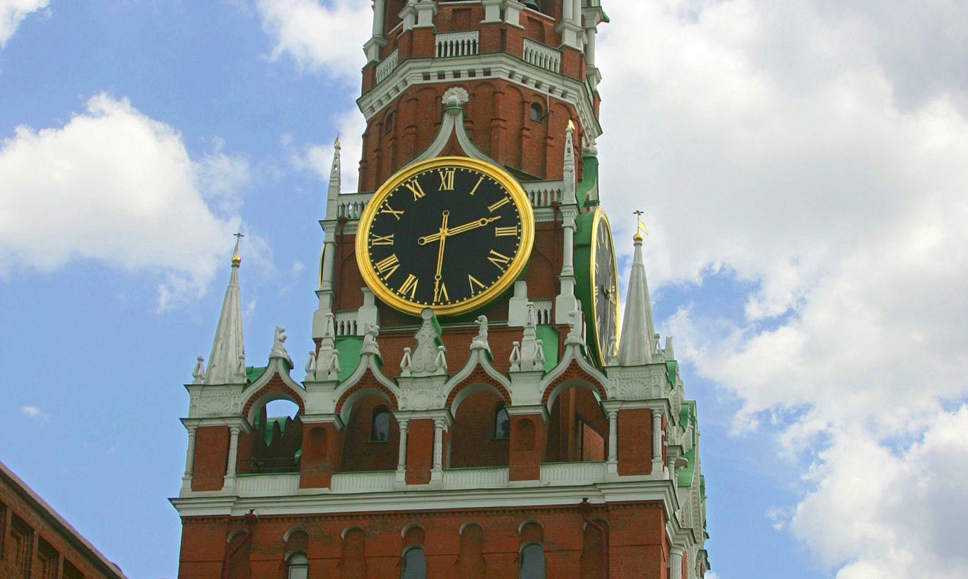 На какой башне кремля находится курант. Кремлёвская башня с часами. Башня Кремля с курантами. Спасская башня крупным планом. Куранты вид сверху.