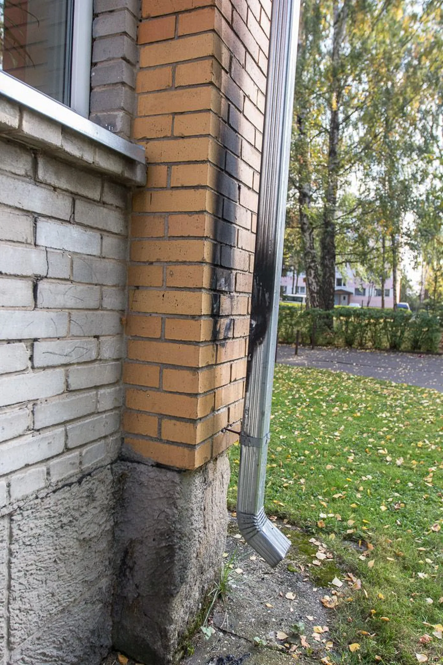 Põlema süüdatud vihmaveerenn.
