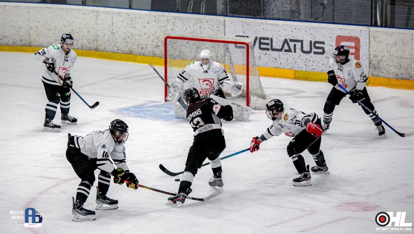 Viļņas "Hockey Punks" hokejisti (baltajos kreklos)