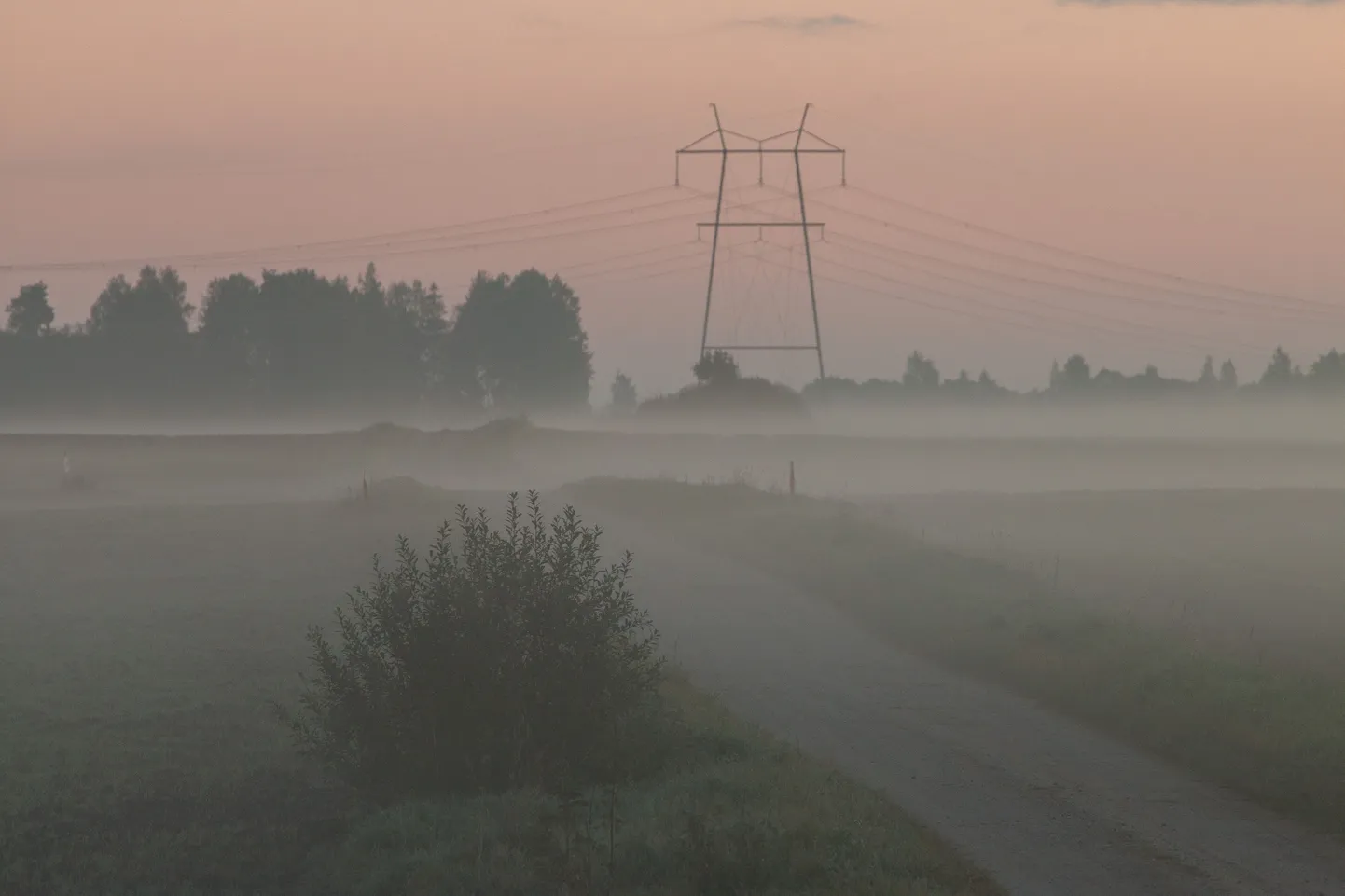 Kõrgepingeliin varahommikul. Pilt on illustreeriv.