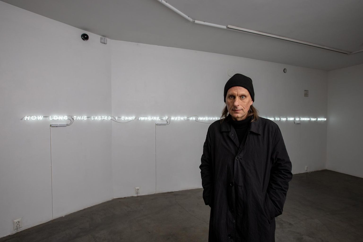 Minapildi ja aja mitmeplaanilisus ja mitmemõttelisus galerii valgete seinte vahel: kunstnik Tarvo Varres oma näitusel «Aja vari».