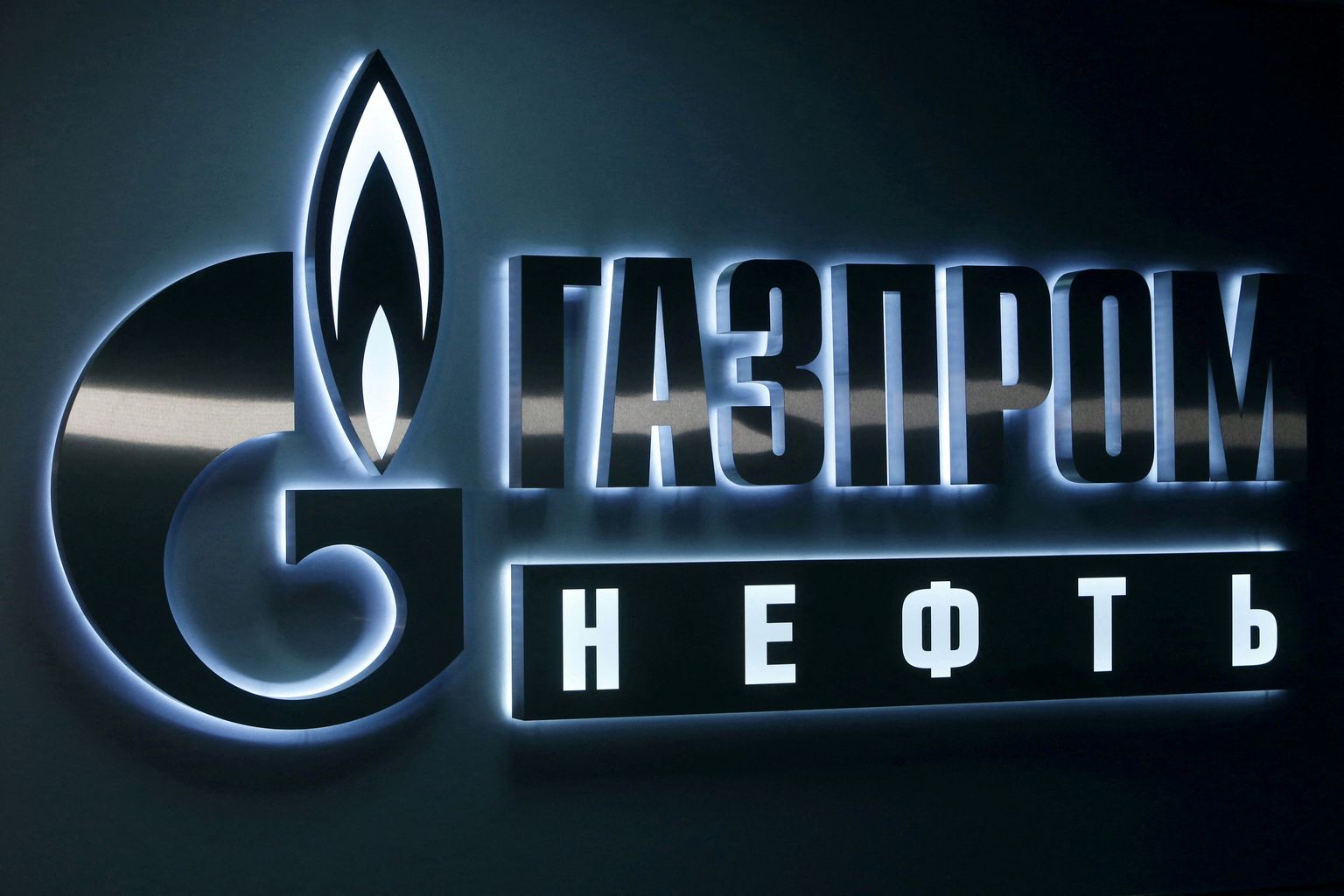 Gazpromi logo Lääne-Siberis asuva Khanty-Mansiski kontori seinal.