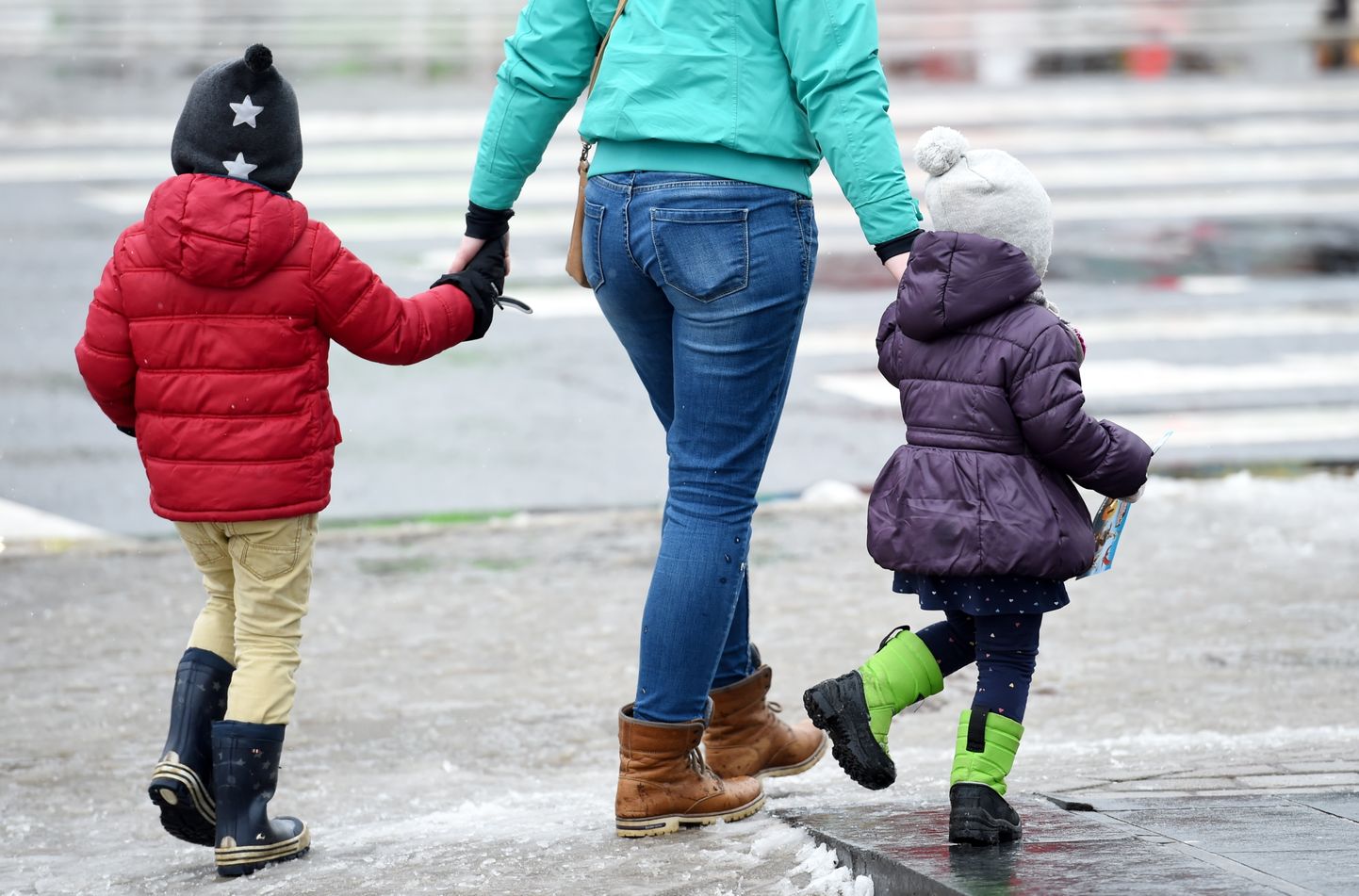 Sieviete ar bērniem ziemā; ilustratīvs foto.