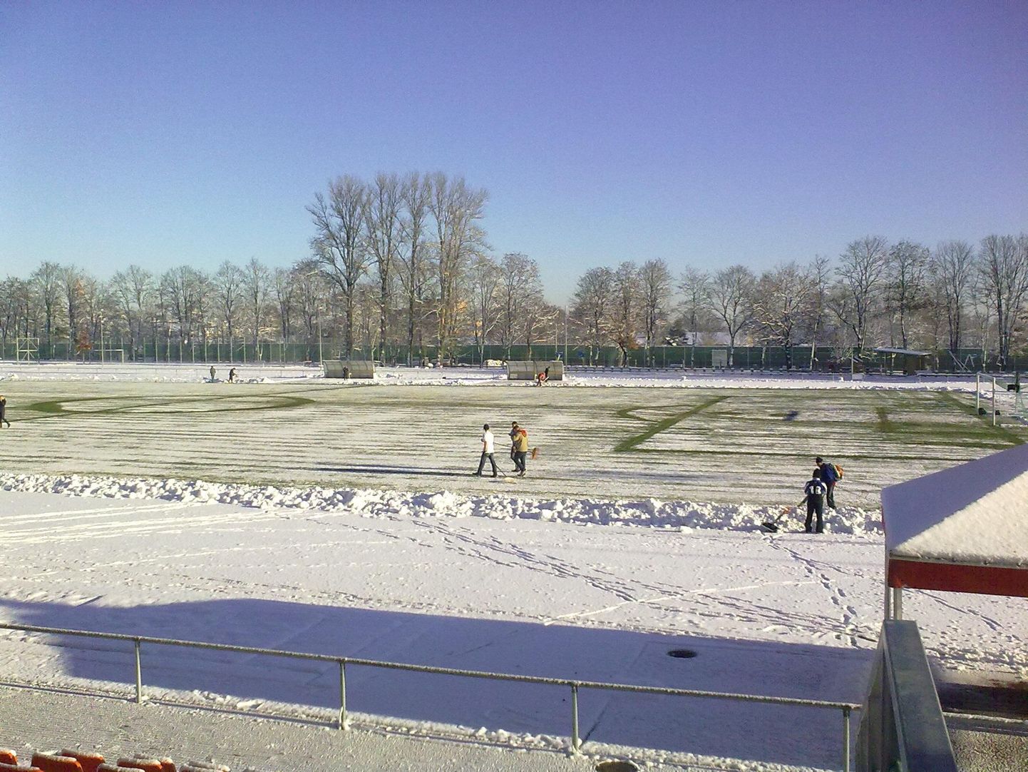 Lumi ja jalgpall ei käi koos. Foto on illustreeriv.
