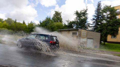Vihmaga tänavale tekkiv järv teeb jalakäijatele tuska