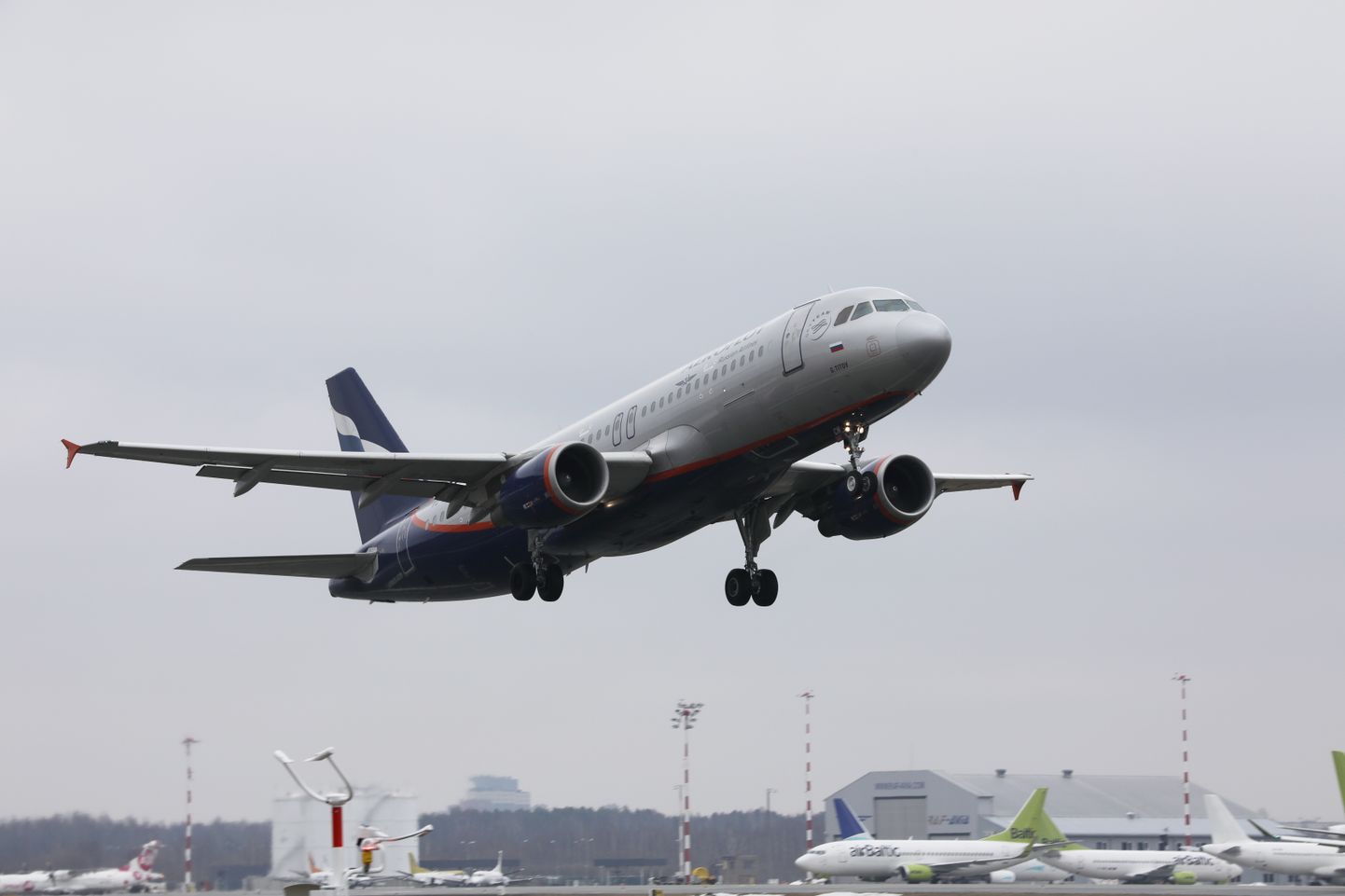 Aviokompānijas "Aeroflot" gaisa kuģis "Airbus A220-300" starptautiskās lidostas "Rīga" lidlauka teritorijā.
