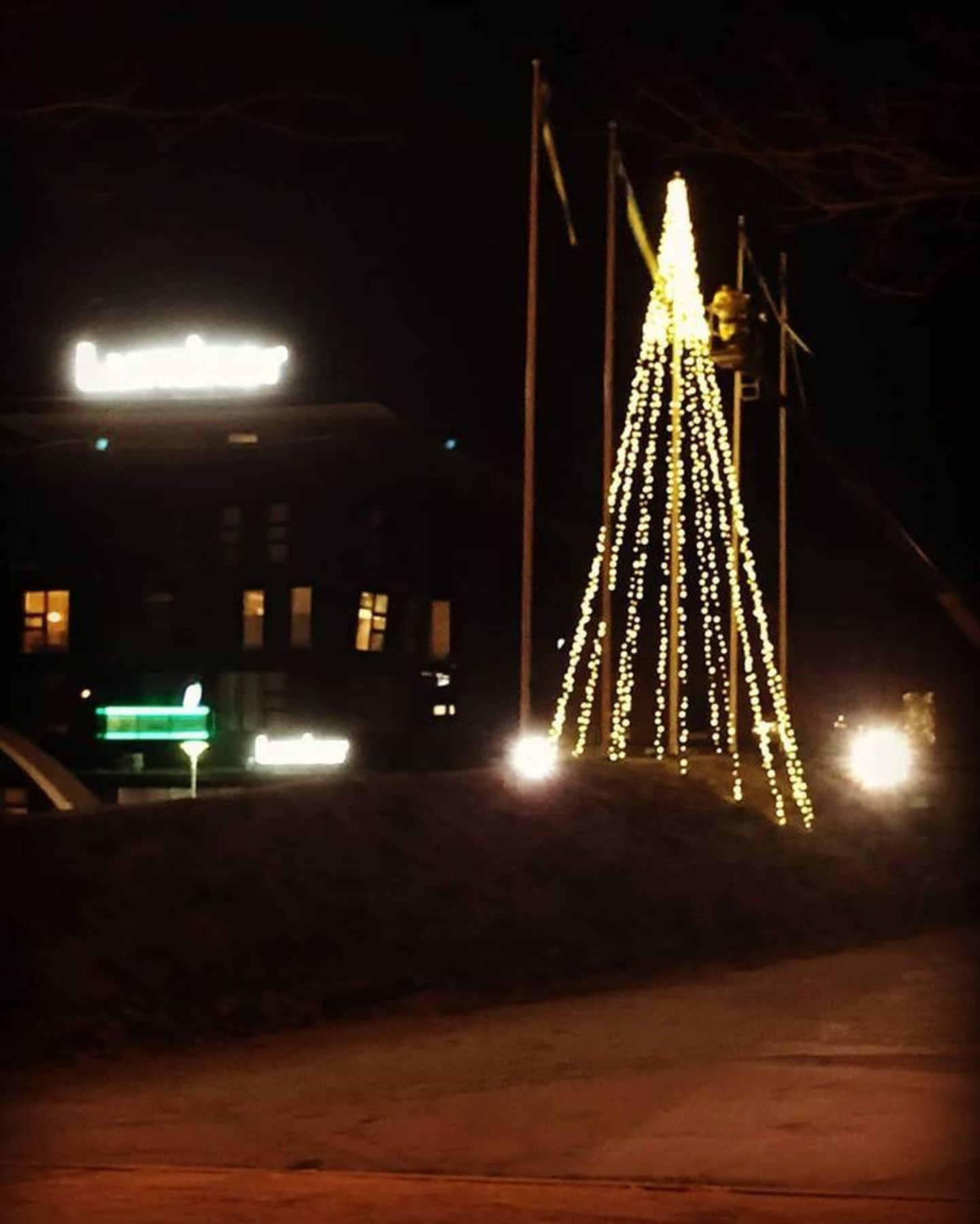 Jõuluküla esimene valgusinstallatsioon Rakvere Keskväljakul.