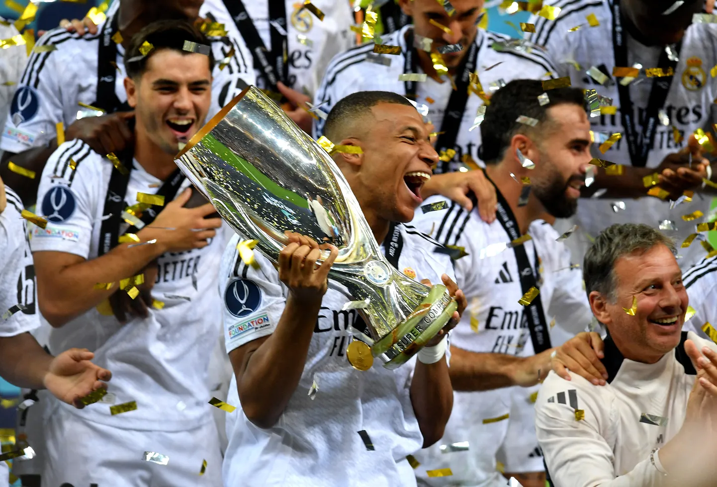 Kylian Mbappé rõõmustab esimese võidu üle Madridi Reali särgis.