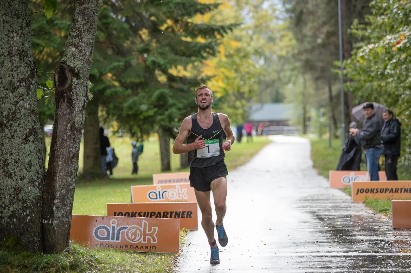 VILJANDI, EESTI23SEP18
Mägede jooks sai alguse Varesemägedest ning lõppes Saarepeedil. Pildil Olavi Allase.
MARKO SAARM/SAKALA