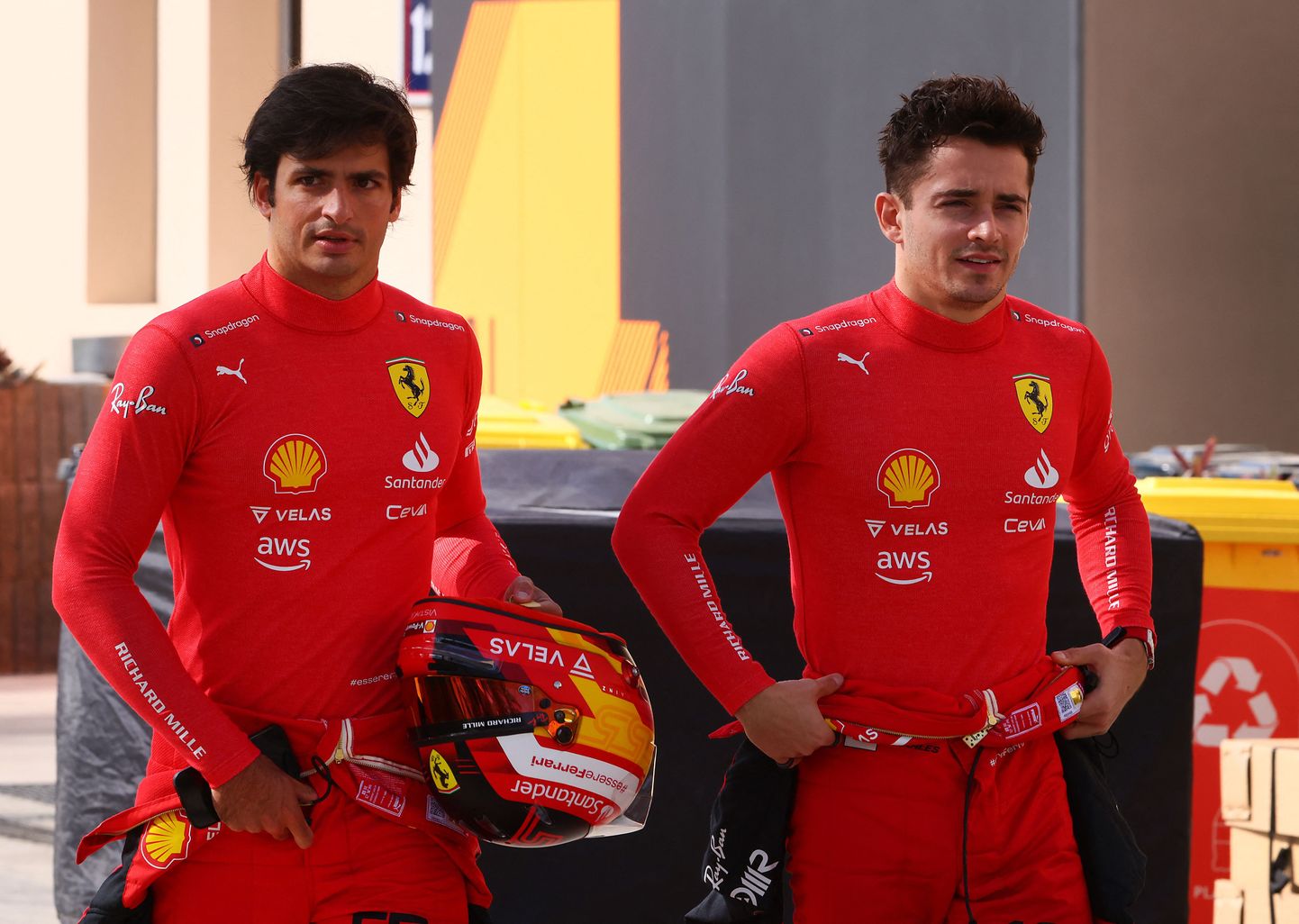 Ferrari vormelitiimi piloodid Carlos Sainz (vasakul) ja Charles Leclerc.