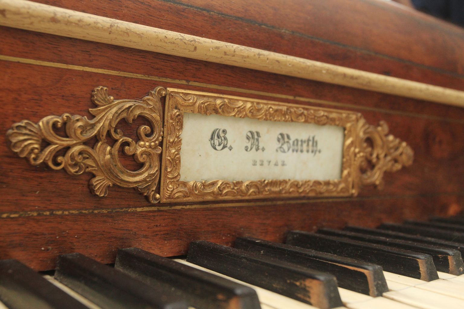 Suurte harulduste hulka kuulub Tallinnas 1840. aastatel ehitatud klaver Barth.