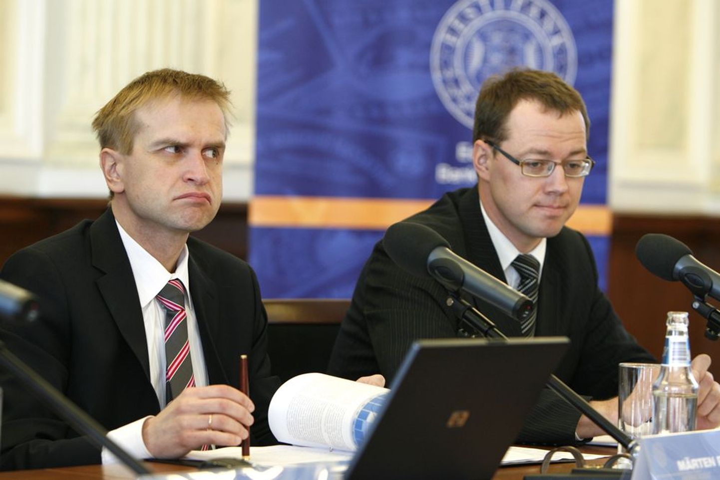 Eesti Panga nõukogu otsustas eelmisel nädalal, et asepresident Märten Ross (vasakul) ei sobi jätkama. Rossi asendab tema alluv Ülo Kaasik.