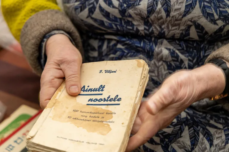 Эту книгу мать Эне взяла с собой в ночь депортации, и позже книга вернулась на родину вместе с семьей. Сейчас Эне хранит ее вместе с другими вещами, напоминающими о тех годах.
