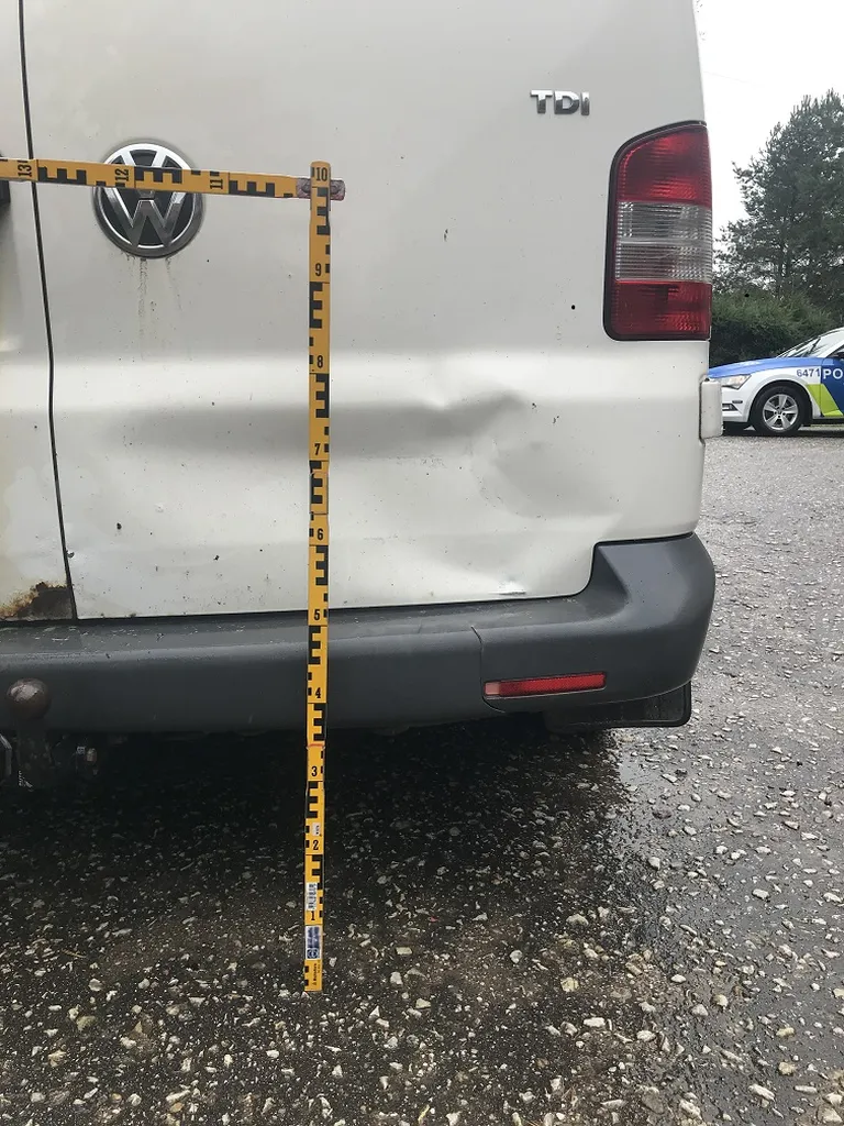 Muu hulgas on lõhutud kaubiku tagumine põrkeraud.