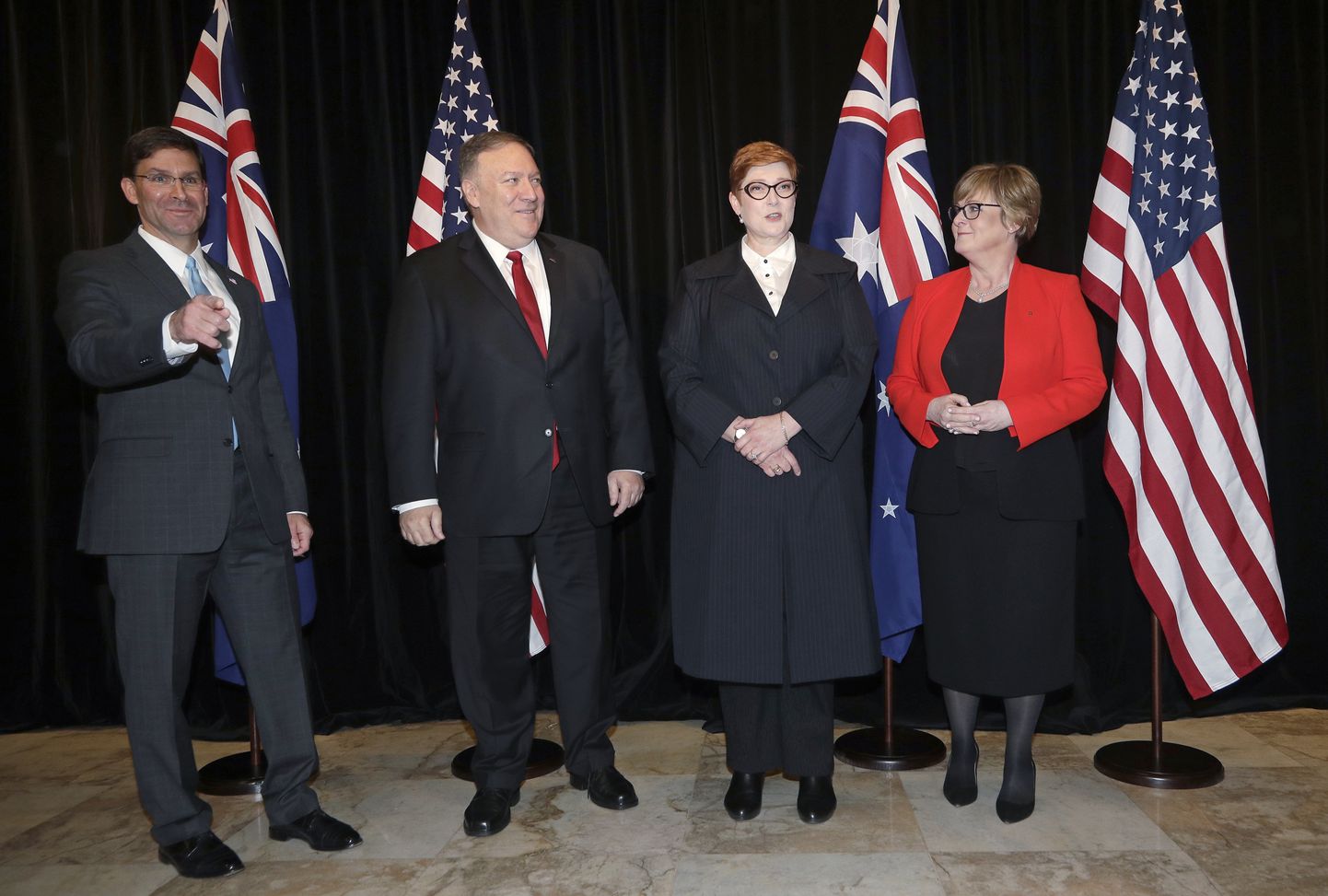 USA kaitseminister Mark Esper (vasakul esimene), USA välisminister Mike Pompeo, Austraalia välisminister Marise Payne ja Austraalia kaitseminister Linda Reynolds pühapäeval Sydneys kahe riigi strateegilise dialoogi kohtumisel.