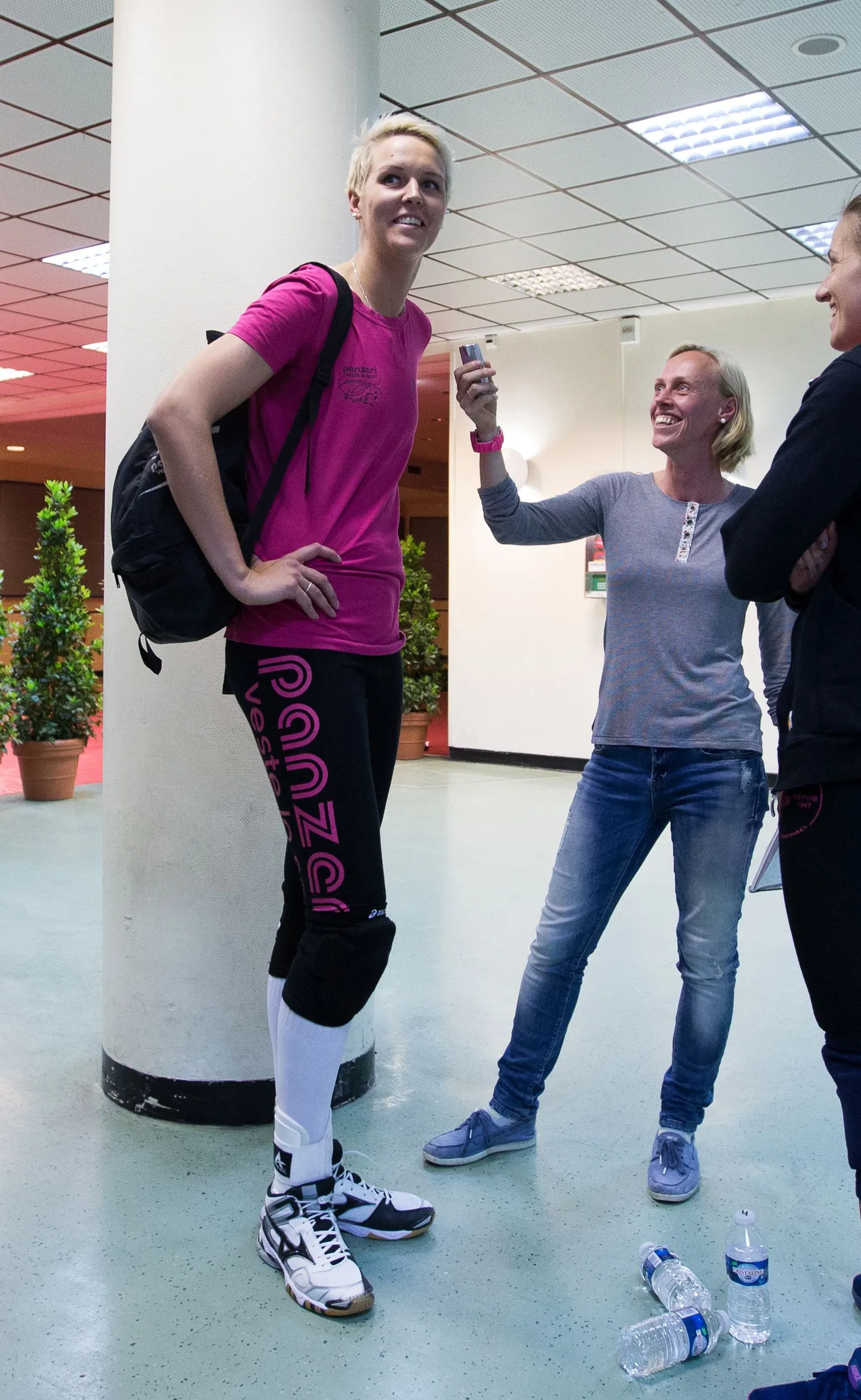 Anna Kajalina (202 cm) ja Postimehe ajakirjanik Mariel Gregor (170 cm).